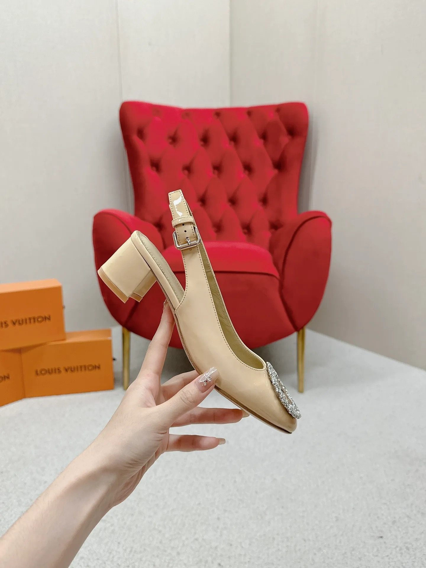 👟👟Ex-factory price 580👟👟 👑 Lv shoes This Urban Twist women's shoe is a stylish upgrade to the classic stiletto style. It is made of smooth calfskin upper with a bright silver metal toe and is engraved with the LV Circle logo, highlighting the Louis Vuitton brand characteristics. Detailed features: Calfskin material Lining: Imported full-grain sheepskin Foot pads: Imported full-grain sheepskin sole Italian genuine leather sole Heel height Two height sizes: 34-40 (34.40.41 customization is not returnable)